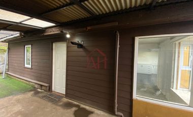 Iluminada y Renovada Casa en Venta 2 dormitorios amplios cocina comedor diario 1 baño calefaccion a pelet aislacion termica ventanas termo panel