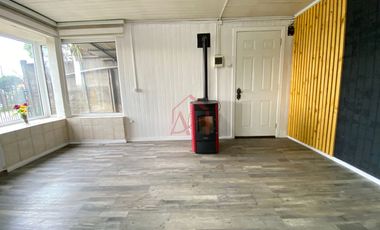 Iluminada y Renovada Casa en Venta 2 dormitorios amplios cocina comedor diario 1 baño calefaccion a pelet aislacion termica ventanas termo panel