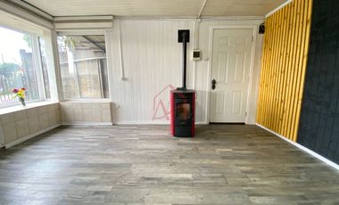 Iluminada y Renovada Casa en Venta 2 dormitorios amplios cocina comedor diario 1 baño calefaccion a pelet aislacion termica ventanas termo panel