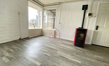 Iluminada y Renovada Casa en Venta 2 dormitorios amplios cocina comedor diario 1 baño calefaccion a pelet aislacion termica ventanas termo panel