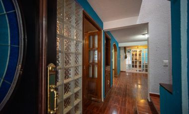 CASA AMPLIA EN VENTA DENTRO DE PRIVADA, EXCELENTE UBICACIÓN.