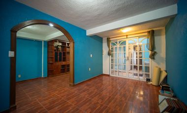 CASA AMPLIA EN VENTA DENTRO DE PRIVADA, EXCELENTE UBICACIÓN.
