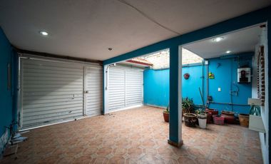 CASA AMPLIA EN VENTA DENTRO DE PRIVADA, EXCELENTE UBICACIÓN.