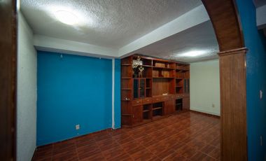 CASA AMPLIA EN VENTA DENTRO DE PRIVADA, EXCELENTE UBICACIÓN.