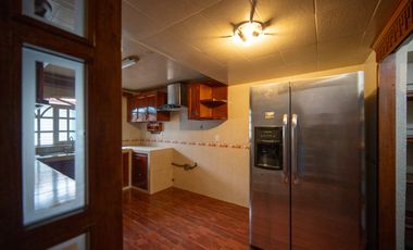 CASA AMPLIA EN VENTA DENTRO DE PRIVADA, EXCELENTE UBICACIÓN.