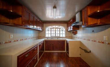CASA AMPLIA EN VENTA DENTRO DE PRIVADA, EXCELENTE UBICACIÓN.
