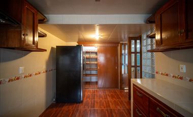 CASA AMPLIA EN VENTA DENTRO DE PRIVADA, EXCELENTE UBICACIÓN.