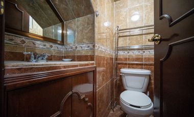 CASA AMPLIA EN VENTA DENTRO DE PRIVADA, EXCELENTE UBICACIÓN.