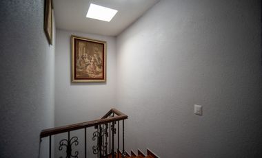 CASA AMPLIA EN VENTA DENTRO DE PRIVADA, EXCELENTE UBICACIÓN.