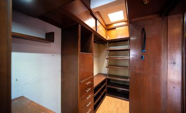 CASA AMPLIA EN VENTA DENTRO DE PRIVADA, EXCELENTE UBICACIÓN.