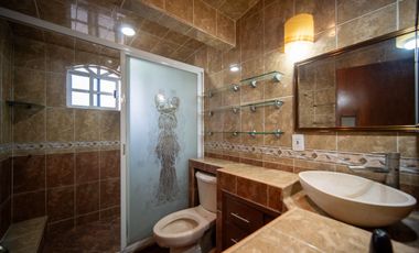 CASA AMPLIA EN VENTA DENTRO DE PRIVADA, EXCELENTE UBICACIÓN.