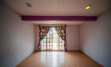 CASA AMPLIA EN VENTA DENTRO DE PRIVADA, EXCELENTE UBICACIÓN.