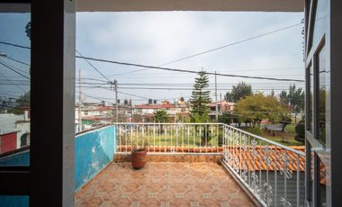 CASA AMPLIA EN VENTA DENTRO DE PRIVADA, EXCELENTE UBICACIÓN.