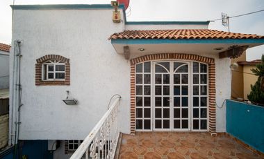 CASA AMPLIA EN VENTA DENTRO DE PRIVADA, EXCELENTE UBICACIÓN.