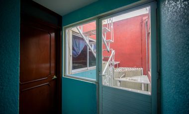 CASA AMPLIA EN VENTA DENTRO DE PRIVADA, EXCELENTE UBICACIÓN.