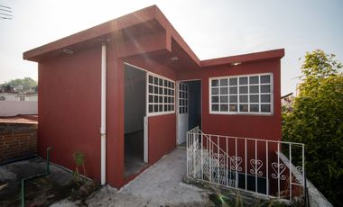 CASA AMPLIA EN VENTA DENTRO DE PRIVADA, EXCELENTE UBICACIÓN.