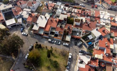 CASA AMPLIA EN VENTA DENTRO DE PRIVADA, EXCELENTE UBICACIÓN.