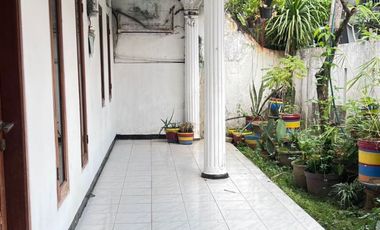 SEWA RUMAH LUAS DI UTAN JAYU KOMPLEK KEHAKIMAN Sewa Rumah  - Jakarta Timur