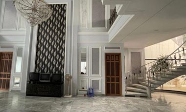 Jual Rumah Mewah Dengan American Classic Style Lokasi Di Kawasan Elite Gatot Subroto Tengah Denpasar Bali.