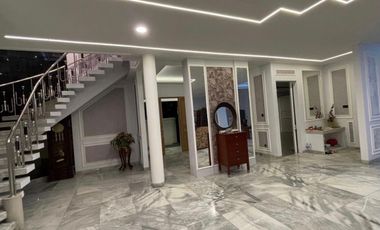 Jual Rumah Mewah Dengan American Classic Style Lokasi Di Kawasan Elite Gatot Subroto Tengah Denpasar Bali.