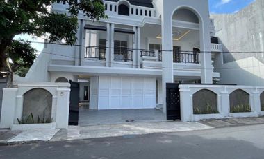 Jual Rumah Mewah Dengan American Classic Style Lokasi Di Kawasan Elite Gatot Subroto Tengah Denpasar Bali.