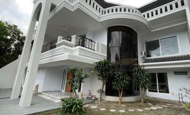Jual Rumah Mewah Dengan American Classic Style Lokasi Di Kawasan Elite Gatot Subroto Tengah Denpasar Bali.