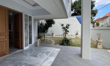 Jual Rumah Mewah Dengan American Classic Style Lokasi Di Kawasan Elite Gatot Subroto Tengah Denpasar Bali.
