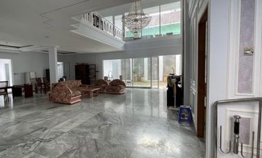 Jual Rumah Mewah Dengan American Classic Style Lokasi Di Kawasan Elite Gatot Subroto Tengah Denpasar Bali.