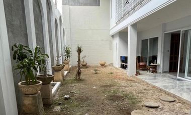 Jual Rumah Mewah Dengan American Classic Style Lokasi Di Kawasan Elite Gatot Subroto Tengah Denpasar Bali.