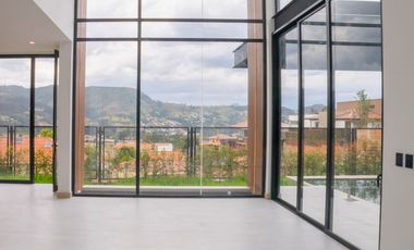 Casa de lujo en venta en Challuabamba con piscina, 3 habitaciones y vistas privilegiadas