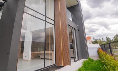 Casa de lujo en venta en Challuabamba con piscina, 3 habitaciones y vistas privilegiadas