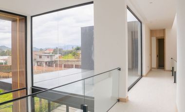 Casa de lujo en venta en Challuabamba con piscina, 3 habitaciones y vistas privilegiadas