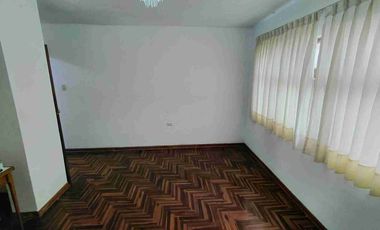 SE VENDE CASA DE 4 PISOS (3ro y 4to PISO SON DEPARTAMENTOS INDEPENDIENTES, 2 GARAJES) Ubicado en Urbanización Elio - Cercado de lima