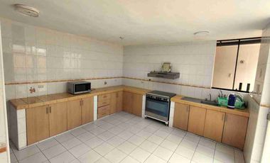 SE VENDE CASA DE 4 PISOS (3ro y 4to PISO SON DEPARTAMENTOS INDEPENDIENTES, 2 GARAJES) Ubicado en Urbanización Elio - Cercado de lima