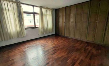 SE VENDE CASA DE 4 PISOS (3ro y 4to PISO SON DEPARTAMENTOS INDEPENDIENTES, 2 GARAJES) Ubicado en Urbanización Elio - Cercado de lima