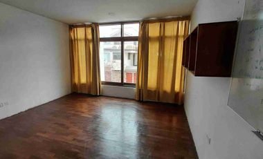 SE VENDE CASA DE 4 PISOS (3ro y 4to PISO SON DEPARTAMENTOS INDEPENDIENTES, 2 GARAJES) Ubicado en Urbanización Elio - Cercado de lima