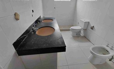 SE VENDE CASA DE 4 PISOS (3ro y 4to PISO SON DEPARTAMENTOS INDEPENDIENTES, 2 GARAJES) Ubicado en Urbanización Elio - Cercado de lima