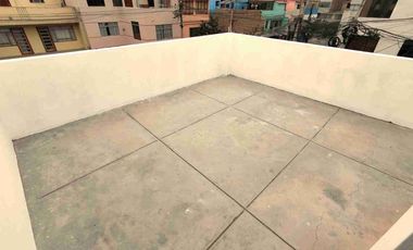 SE VENDE CASA DE 4 PISOS (3ro y 4to PISO SON DEPARTAMENTOS INDEPENDIENTES, 2 GARAJES) Ubicado en Urbanización Elio - Cercado de lima