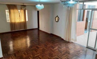 SE VENDE CASA DE 4 PISOS (3ro y 4to PISO SON DEPARTAMENTOS INDEPENDIENTES, 2 GARAJES) Ubicado en Urbanización Elio - Cercado de lima
