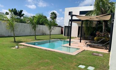 Casa en venta con amplio terreno en Cholul