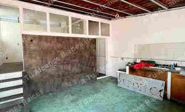 Venta de casa con uso de suelo en Av. Miguel Ángel de Quevedo. Coyoacan, CDMX.
