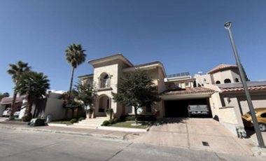 Casa de lujo en venta en Encordada Santa Fe Chihuahua con vista al campo de golf – 635 m² construcción
