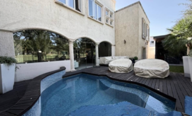 Casa de lujo en venta en Encordada Santa Fe Chihuahua con vista al campo de golf – 635 m² construcción