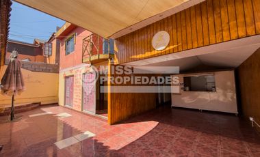 SE VENDE AMPLIA CASA | EXCELENTE UBICACIÓN Y GRAN METRAJE