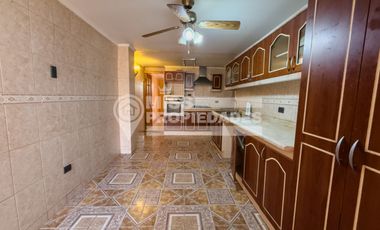 SE VENDE AMPLIA CASA | EXCELENTE UBICACIÓN Y GRAN METRAJE