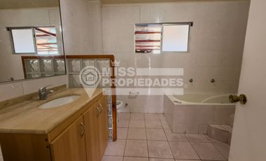 SE VENDE AMPLIA CASA | EXCELENTE UBICACIÓN Y GRAN METRAJE