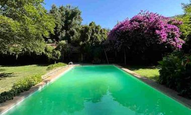 4Habitaciones,4baños y una casa anexa como para visitas.