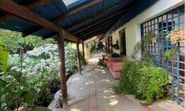 4Habitaciones,4baños y una casa anexa como para visitas.