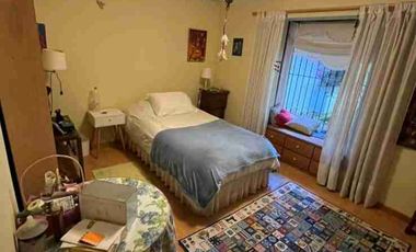 4Habitaciones,4baños y una casa anexa como para visitas.