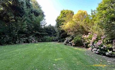 4Habitaciones,4baños y una casa anexa como para visitas.